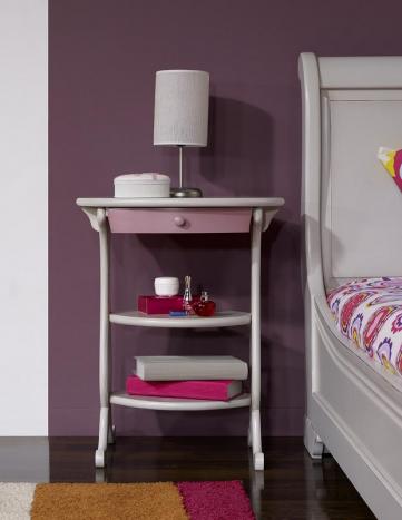 Mesa de noche Caroline fabricada en madera de cerezo macizo estilo Louis Philippe acabado Cerezo Pátina Perla