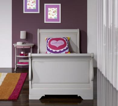 Mesa de noche Caroline fabricada en madera de cerezo macizo estilo Louis Philippe acabado Cerezo Pátina Perla
