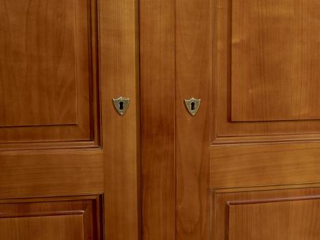 Armario Sofía de 2 puertas fabricada en madera de Cerezo macizo estilo Louis Philippe