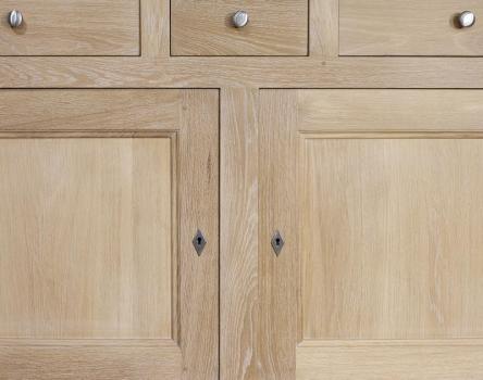 Aparador Filomena de 2 puertas fabricado en madera de roble macizo estilo Rústico