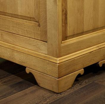 Aparador fabricado en madera de roble macizo al estilo Louis Philippe acabado en roble natural pátina envejecida