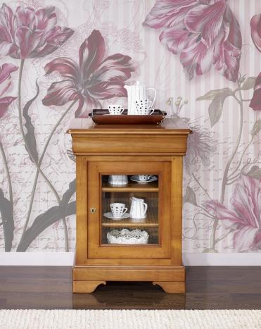 Armario vitrina  de 1 puerta y 1 cajón fabricada en madera maciza de cerezo al estilo Louis Philippe