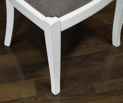 Silla Sebastián fabricada en madera de roble macizo estilo Louis Philippe acabado roble cepillado Marfil