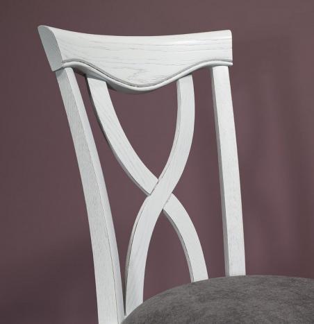 Silla Sebastián fabricada en madera de roble macizo estilo Louis Philippe acabado roble cepillado Marfil