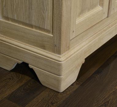 Aparador Emmanuel de 2 puertas fabricado en madera de roble macizo estilo Louis Philippe