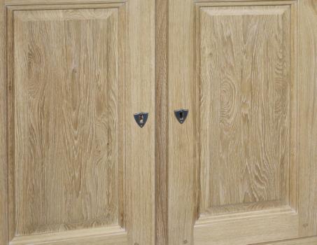 Aparador Emmanuel de 2 puertas fabricado en madera de roble macizo estilo Louis Philippe