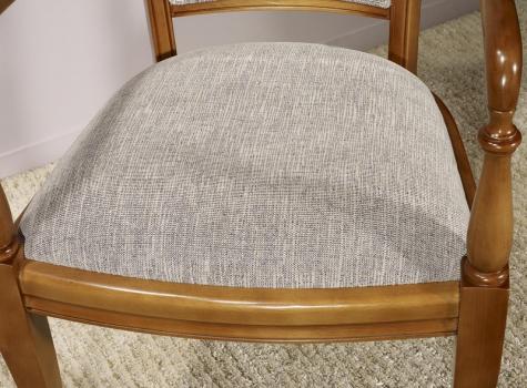 Sillón Eva fabricado en madera de cerezo macizo estilo Louis Philippe