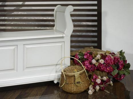 Banco Baúl Pauline  fabricado en madera de cerezo macizo al estilo Louis Philippe acabado Gris Perla