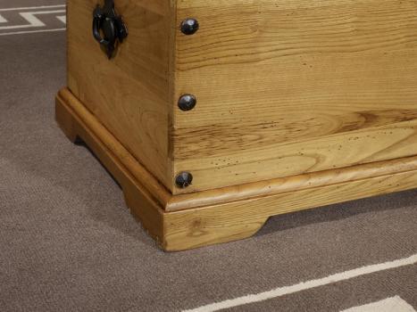 Baúl fabricado en madera de roble macizo de estilo Rústico