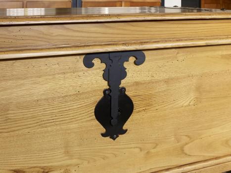 Baúl fabricado en madera de roble macizo de estilo Rústico