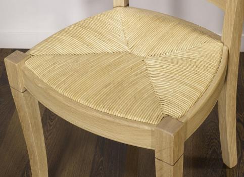 Silla Arthur fabricada en madera de roble macizo estilo Louis Philippe acabado cepillado