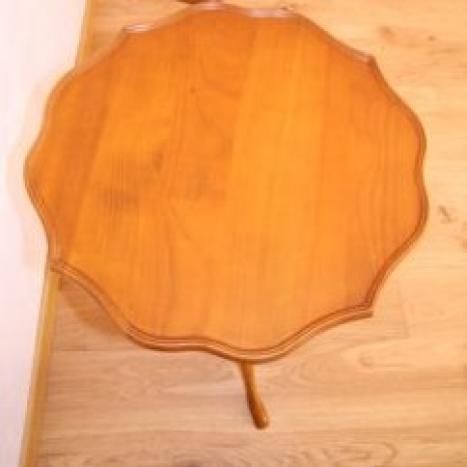 Pedestal Camille fabricado en madera maciza de cerezo de estilo Louis Philippe