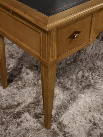 Escritorio Herminio con 3 cajones fabricado en madera de roble macizo estilo Directorio superficie de escritura en piel color negro