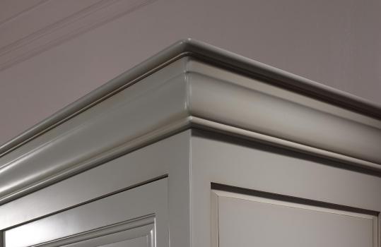 Armario Clarisse fabricado en madera de cerezo macizo estilo Louis Philippe acabado Perla