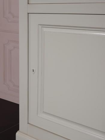 Armario Clarisse fabricado en madera de cerezo macizo estilo Louis Philippe acabado Perla