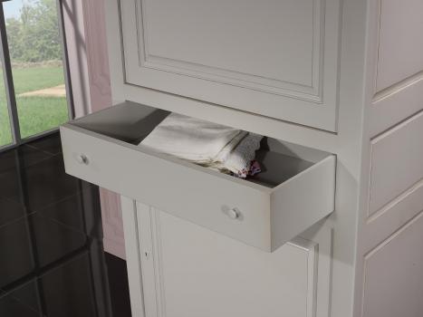 Armario Clarisse fabricado en madera de cerezo macizo estilo Louis Philippe acabado Perla