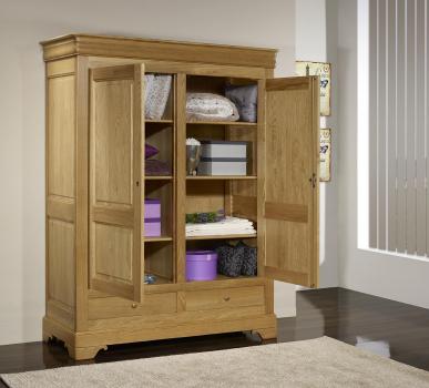 Armario de 2 puertas y 2 cajones fabricado en madera de roble macizo al estilo Louis Philippe