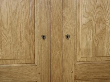 Armario de 2 puertas y 2 cajones fabricado en madera de roble macizo al estilo Louis Philippe