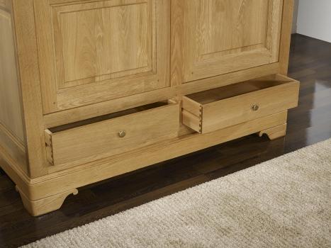 Armario de 2 puertas y 2 cajones fabricado en madera de roble macizo al estilo Louis Philippe