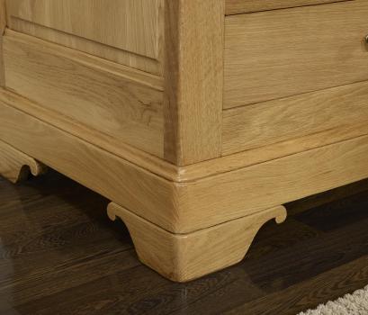 Armario de 2 puertas y 2 cajones fabricado en madera de roble macizo al estilo Louis Philippe