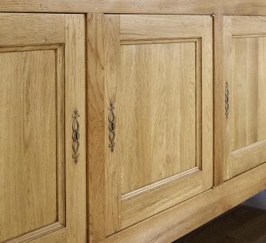 Aparador Buffet de 3 puertas y 4 cajones fabricada en madera maciza de roble estilo rústico
