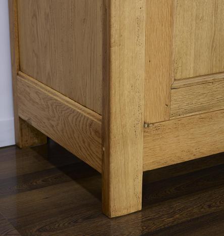 Aparador Buffet de 3 puertas y 4 cajones fabricada en madera maciza de roble estilo rústico