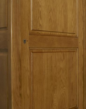 Armario Sara fabricado en madera de roble macizo estilo Louis Philippe