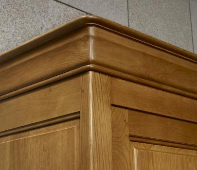 Armario Sara fabricado en madera de roble macizo estilo Louis Philippe