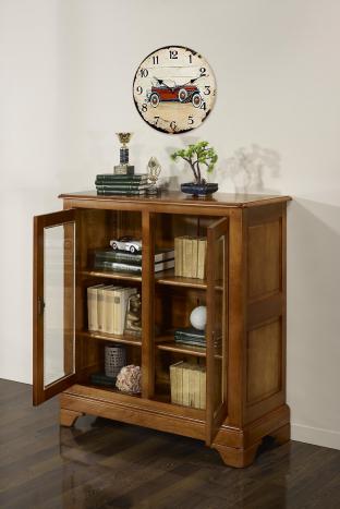 Armario vitrina Morgane de 2 puertas fabricado en madera de cerezo macizo al estilo Louis Philippe