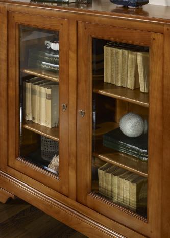 Armario vitrina Morgane de 2 puertas fabricado en madera de cerezo macizo al estilo Louis Philippe