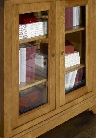 Armario vitrina Magda  de 2 puertas fabricado en madera de roble macizo al estilo Louis Philippe