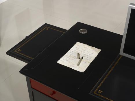 Escritorio Dimitri fabricado en madera de roble macizo estilo Louis Philippe especial pátina envejecida Negro y Rojo
