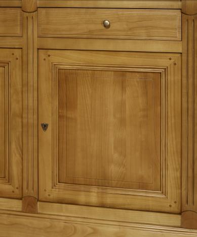 Aparador Marcus de 3 puertas y 3 cajones fabricado en madera maciza de cerezo estilo Directorio