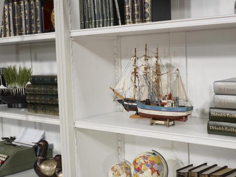 Biblioteca de 2 cuerpos y 4 puertas fabricada en madera cerezo macizo estilo Directorio con escalera acabado Gris Perle y Marfil