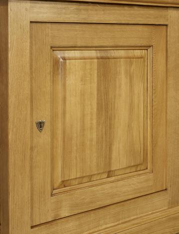 Aparador fabricado en madera de roble macizo al estilo Louis Philippe 