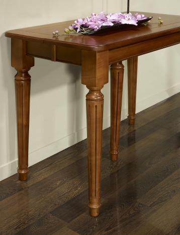 Consola Mafalda extensible fabricada en madera de cerezo macizo al estilo Louis XVI 