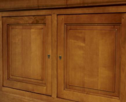 Aparador Noémia de 2 puertas y 3 cajones fabricado en madera de cerezo macizo al estilo Louis Philippe