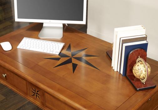 Mesa de trabajo con 2 cajones e incrustaciones de Rosa de los vientos fabricado en madera de cerezo macizo estilo Directorio