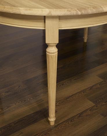 Mesa de comedor ovalada Lamberto fabricada en madera de roble macizo  al estilo Luis XVI