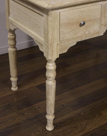 Escritorio  Tomás fabricado en madera de roble macizo al estilo Louis Philippe acabado roble cepillado