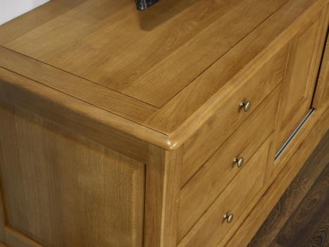 Mueble TV Arnaldo fabricado en madera maciza de roble al estilo Louis Philippe puertas corredizas