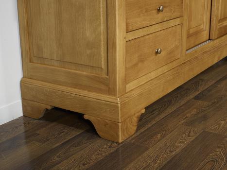 Mueble TV Arnaldo fabricado en madera maciza de roble al estilo Louis Philippe puertas corredizas