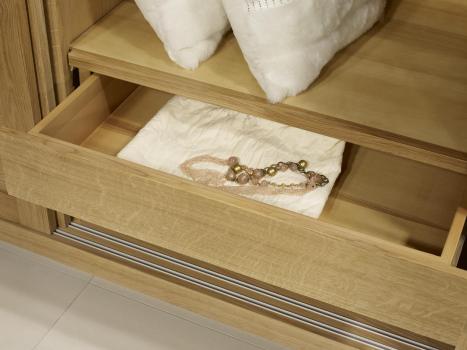 Armario Julio de 2 puertas correderas fabricado en madera de roble macizo estilo contemporáneo