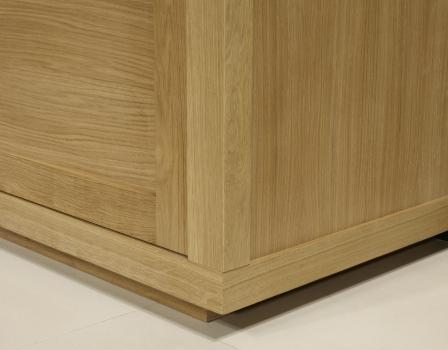 Armario Julio de 2 puertas correderas fabricado en madera de roble macizo estilo contemporáneo