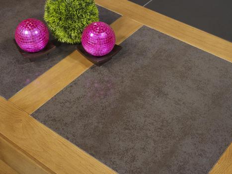 Mesa de centro con aplicación de cerámica fabricada en madera de roble macizo en Línea Contemporánea
