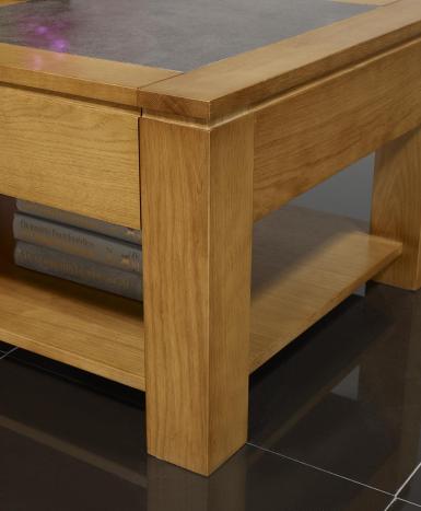 Mesa de centro con aplicación de cerámica fabricada en madera de roble macizo en Línea Contemporánea