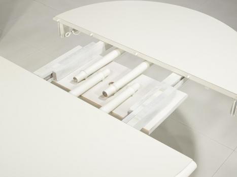 Mesa de comedor redonda pata central fabricada en madera de cerezo macizo al estilo Louis Philippe diámetro 120cm + 2 extensiones de 40cm acabado Marfil