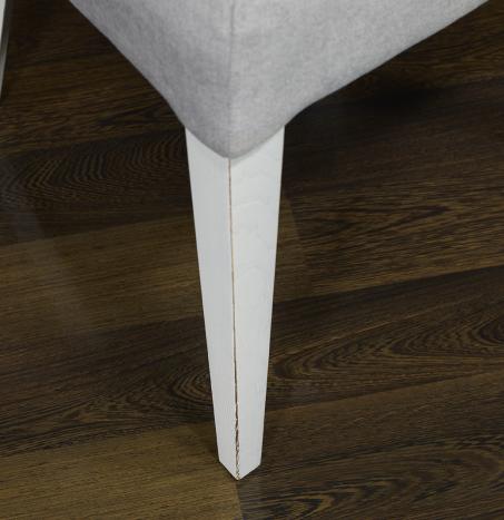 Silla Eduardo, asiento y respaldo tapizados, patas  fabricadas en madera maciza de Fresno estilo contemporáneo