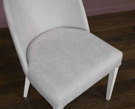Silla Eduardo, asiento y respaldo tapizados, patas  fabricadas en madera maciza de Fresno estilo contemporáneo