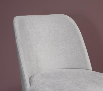 Silla Eduardo, asiento y respaldo tapizados, patas  fabricadas en madera maciza de Fresno estilo contemporáneo
